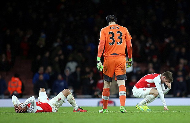 Đại họa ập xuống đầu Arsenal sau cú ngã trước Swansea