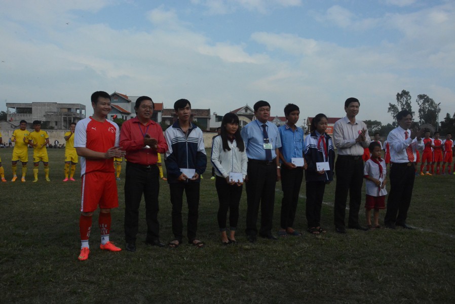 Dàn sao xứ Nghệ “đốt cháy” sân bóng ở Quảng Bình