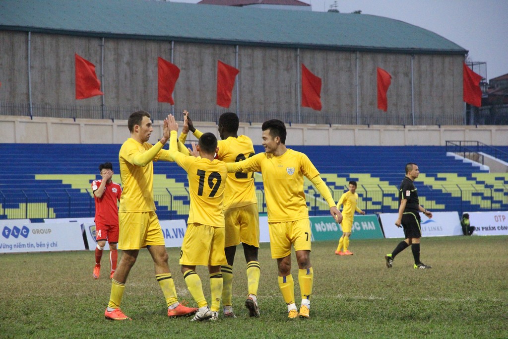 Dàn tân binh tỏa sáng, FLC Thanh Hóa “vùi dập” T.Quảng Ninh