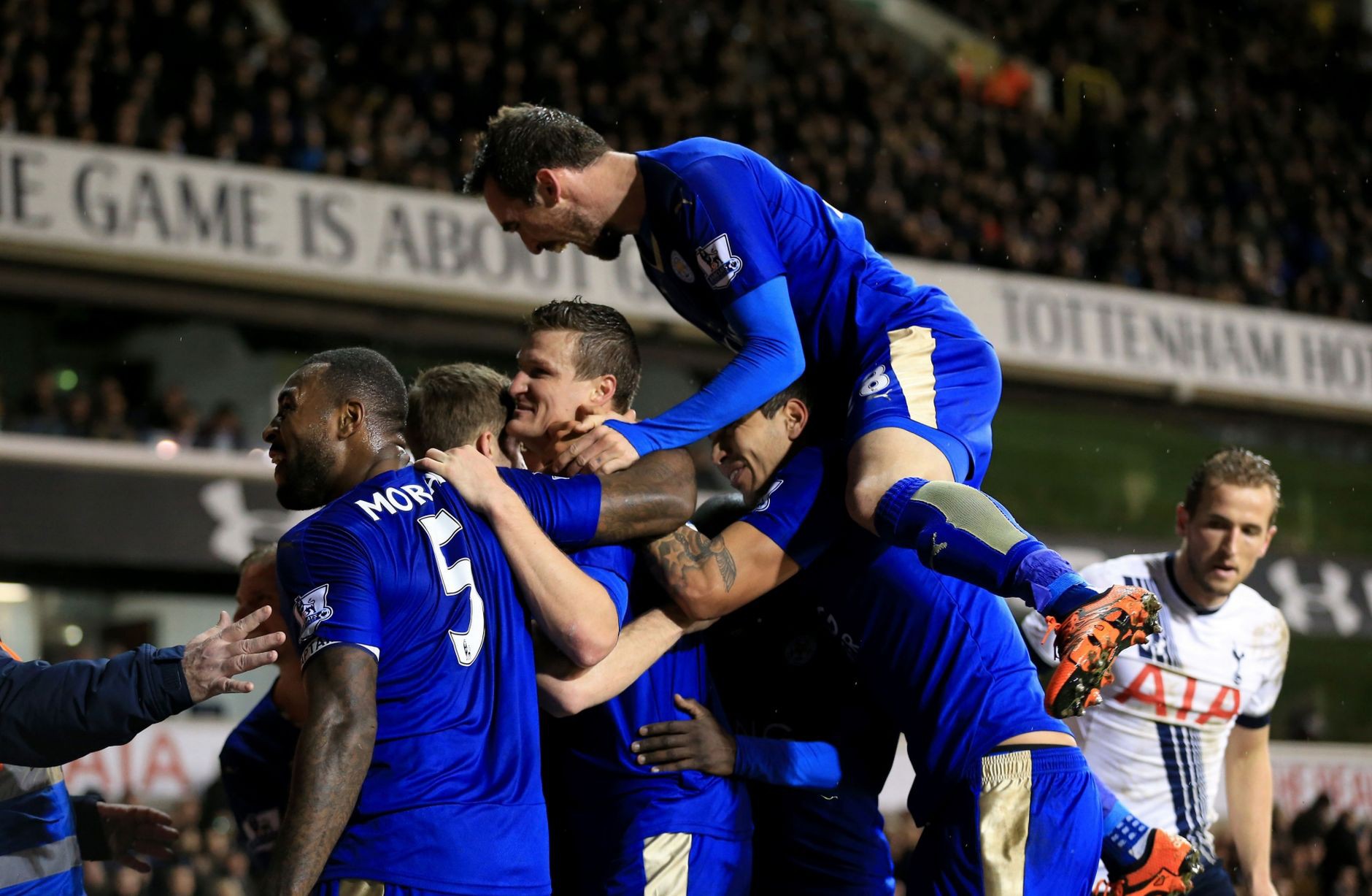 Đánh bại Tottenham, Leicester bắt kịp điểm số với Arsenal