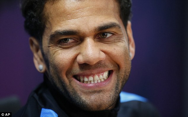 Dani Alves "lớn tiếng", chê bai từ Real đến Ronaldo