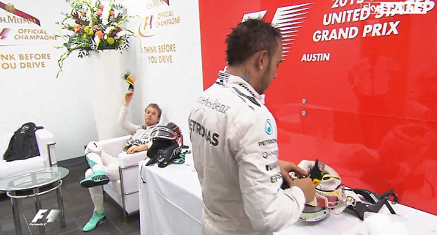 Thậm ch&iacute; Nico Rosberg c&ograve;n thẳng thừng n&eacute;m mũ v&agrave;o Lewis Hamilton khi tay đua n&agrave;y đến chia vui c&ugrave;ng anh sau chiến thắng tại US Grand Prix c&aacute;ch đ&acirc;y nửa th&aacute;ng v&agrave; ng&ocirc;i sao người Anh đ&atilde; l&ecirc;n b&aacute;o chỉ b&agrave;y tỏ sự thất vọng về người đồng đội