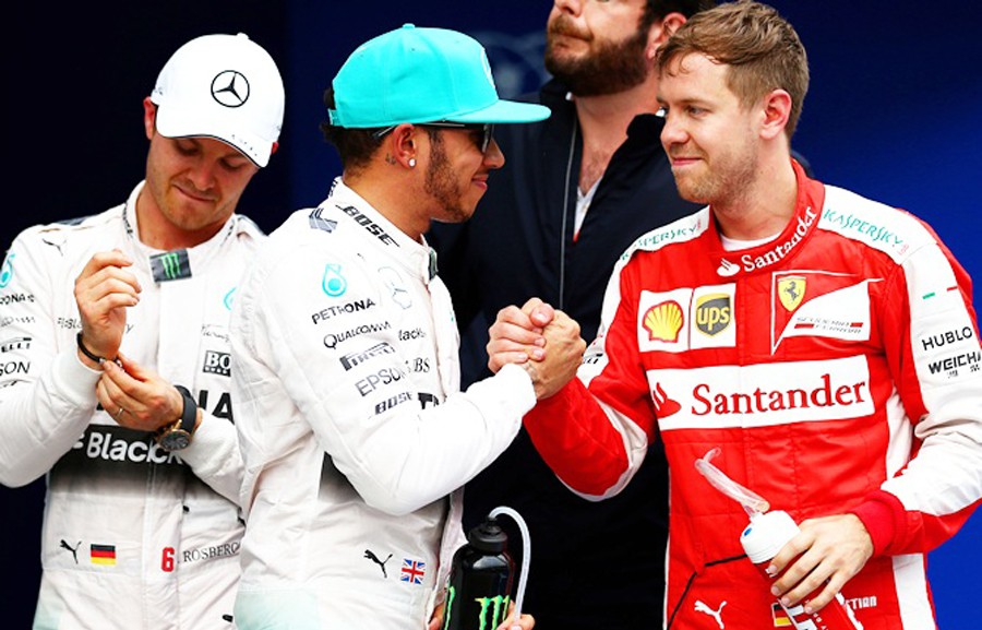&Aacute;nh mắt của đối thủ cạnh tranh Sebastian Vettel với Lewis Hamilton tr&ocirc;ng c&ograve;n th&acirc;n thiện hơn cử chỉ Nico Rosberg d&agrave;nh cho người đồng đội