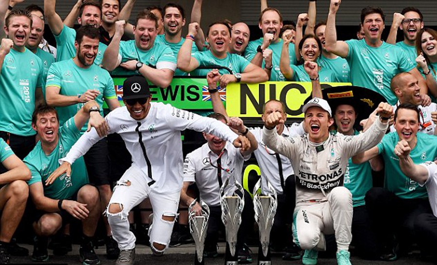 Nico Rosberg về nhất Mexico Grand Prix c&ograve;n Lewis Hamilton th&igrave; đ&atilde; v&ocirc; địch thế giới, n&ecirc;n tr&ocirc;ng cả hai kh&aacute; vui vẻ khi ăn mừng chiến thắng c&ugrave;ng to&agrave;n đội Mercedes