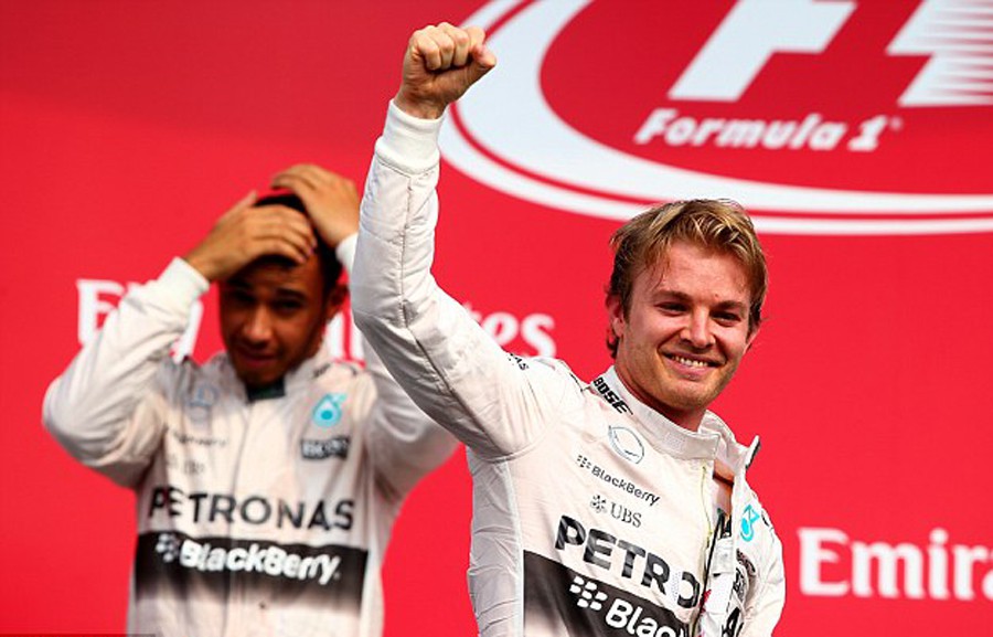 Lewis Hamilton tr&ocirc;ng cũng chẳng vui vẻ g&igrave; khi Nico Rosberg ăn mừng thắng chặng tại Mexico Grand Prix