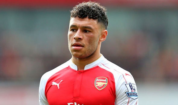 "Giáo sư" Wenger sẵn sàng để Leicester chiêu mộ Chamberlain