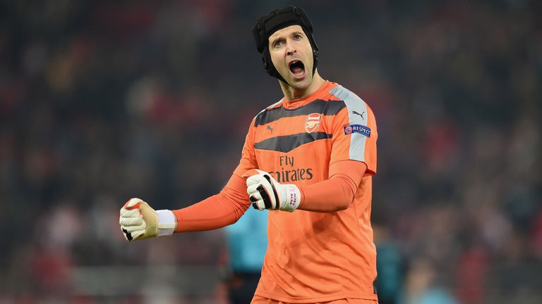 Giáo sư Wenger "yêu thầm" Petr Cech... mà không nói