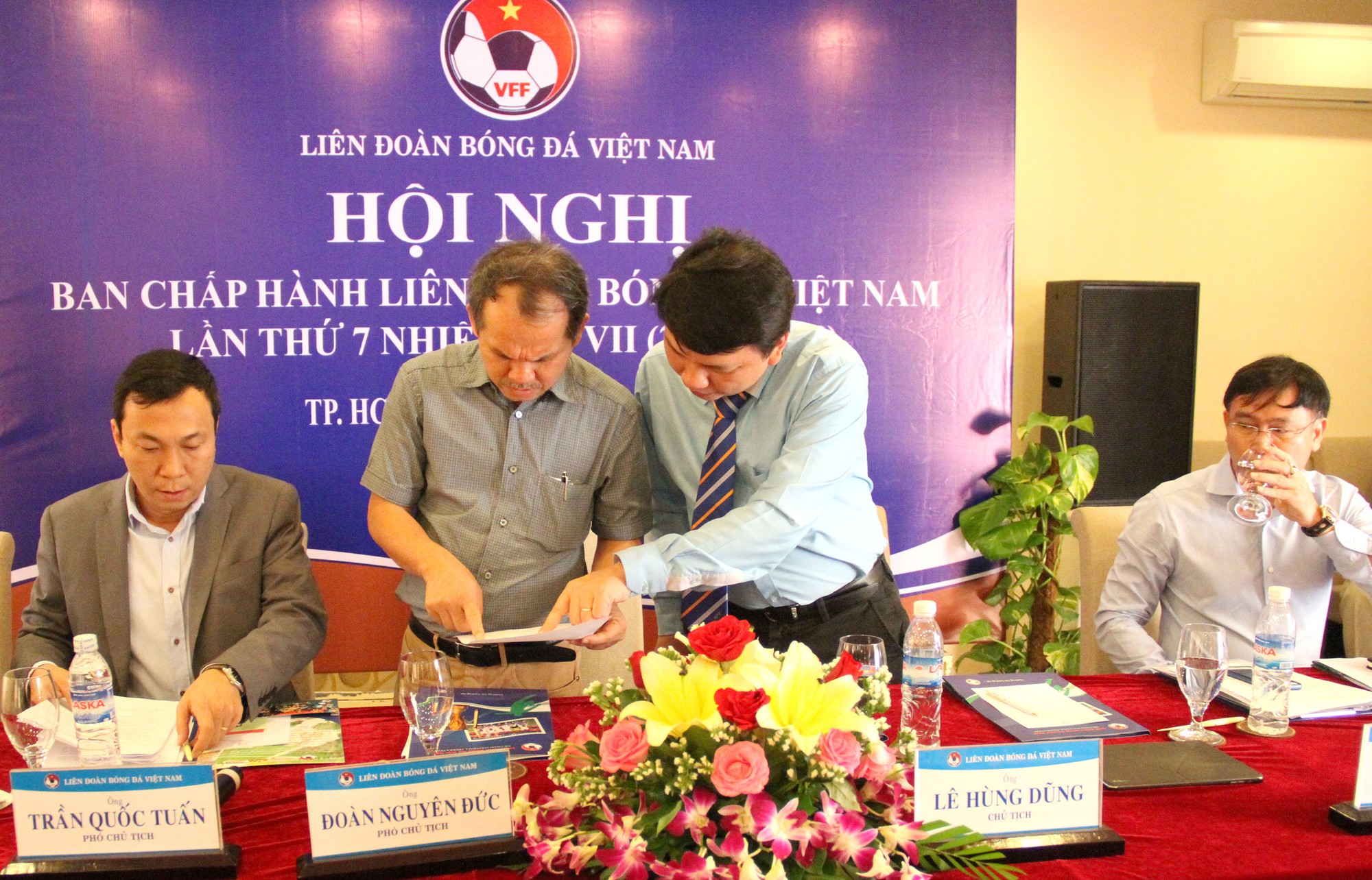 Hội nghị BCH VFF: Khi bầu Đức “cầm cờ”