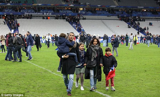 Khủng bố định mang bom “thổi tung” Stade de France