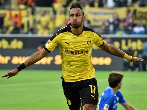 Lập kỉ lục, Jamie Vardy vẫn "xách dép" cho Aubameyang