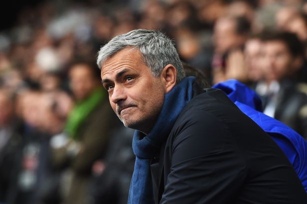 "Man Utd chi tiền cho Chelsea vì Mourinho; ĐT Pháp tiếp tục thiệt quân"