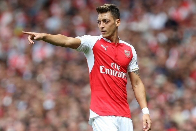 Oezil chê bai đồng đội, không vội gia hạn với Arsenal