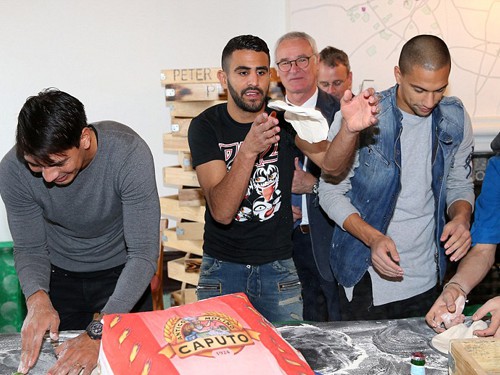 Riyad Mahrez rất kh&eacute;o l&eacute;o tr&ecirc;n s&acirc;n nhưng v&agrave;o bếp th&igrave; lại v&ocirc; c&ugrave;ng vụng về 