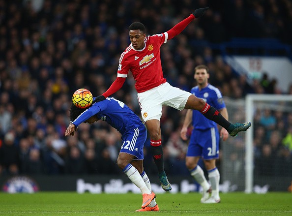 Phát chậm trận đấu, "chiêu" mới trong cuộc chiến phát sóng Premier League