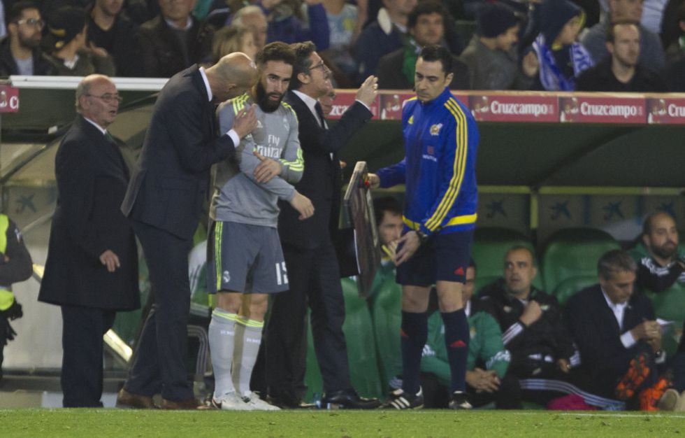 Real Madrid "mâu thuẫn" vì Dani Carvajal