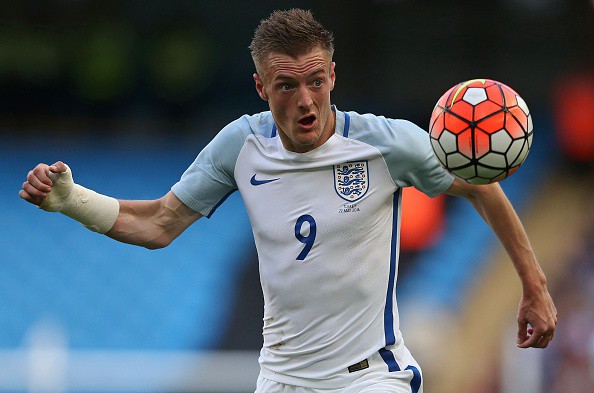 Roy Hodgson bị "ném đá" vì ép Jamie Vardy chạy cánh trái