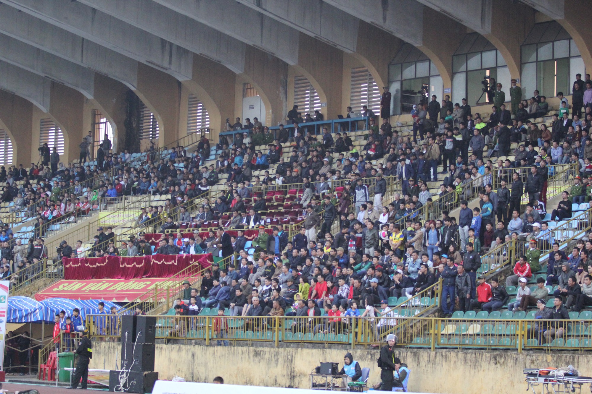 Sân Vinh đông khán giả nhất vòng 1 V.League 2016