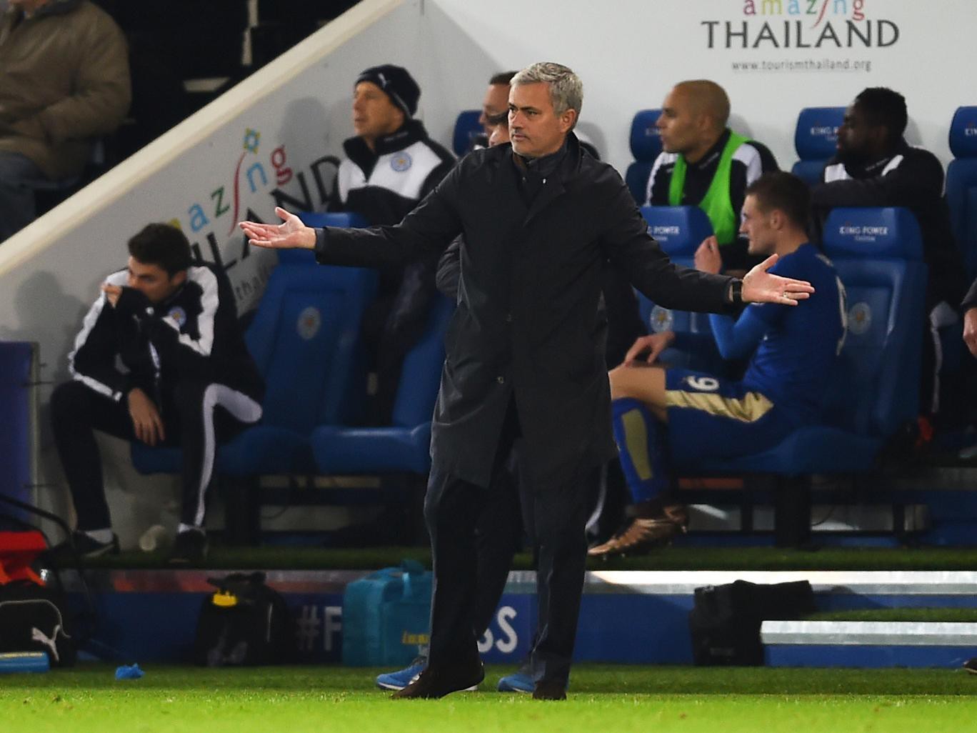 Thua trận, trẻ nhặt bóng Mourinho cũng không tha
