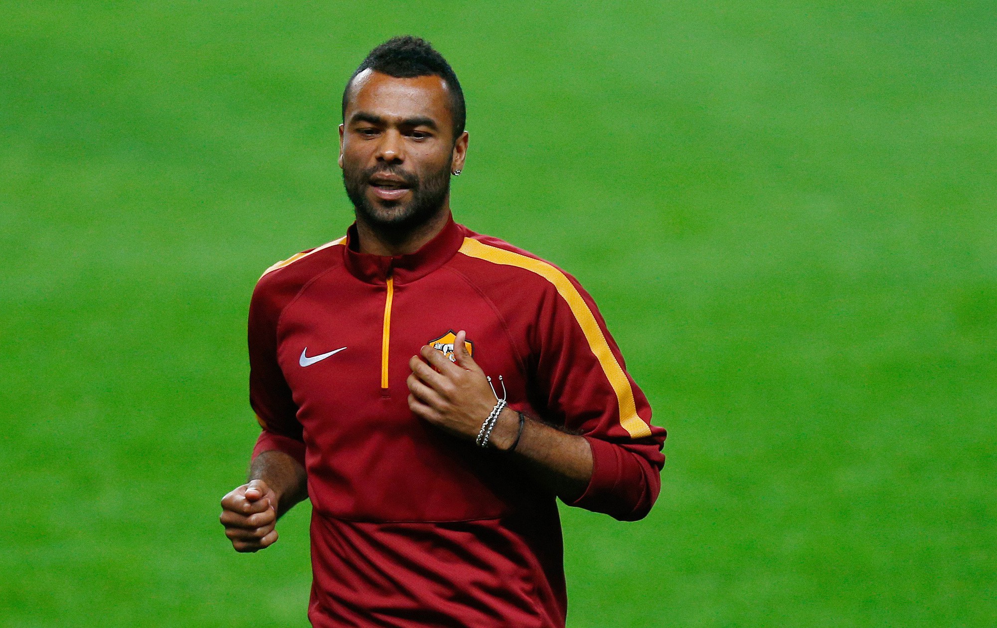 Tìm người thế Luke Shaw, M.U bất ngờ để ý Ashley Cole
