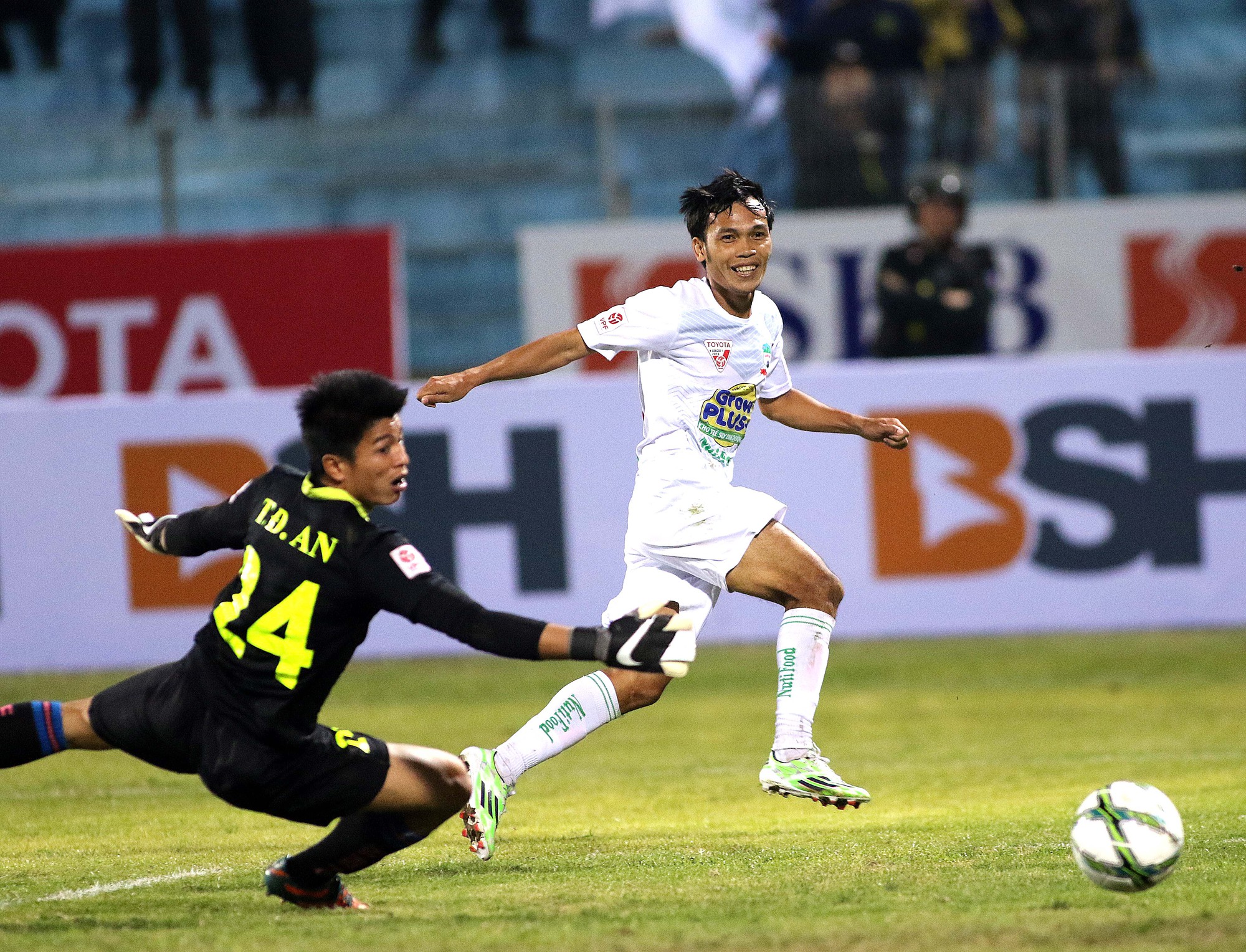 Trước vòng 2 V-League: Kịch bản "kẻ khóc người cười"