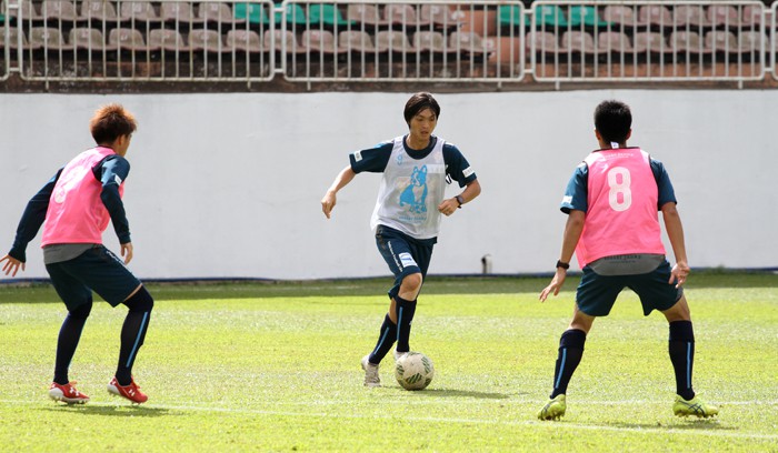 Tuấn Anh học cách "chia bài" ở Yokohama FC