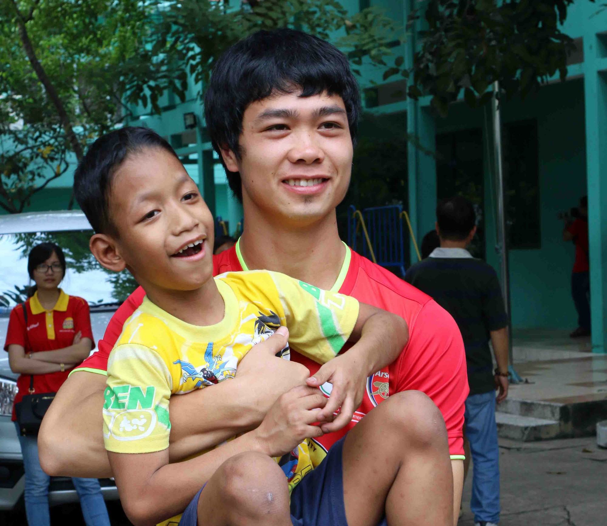 Công Phượng và đồng đội làm từ thiện trước trận CK
