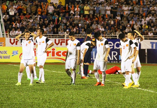 U.21 VN 1-1 U.21 Singapore (Pen 5-6): Lại "chết" trên chấm trắng