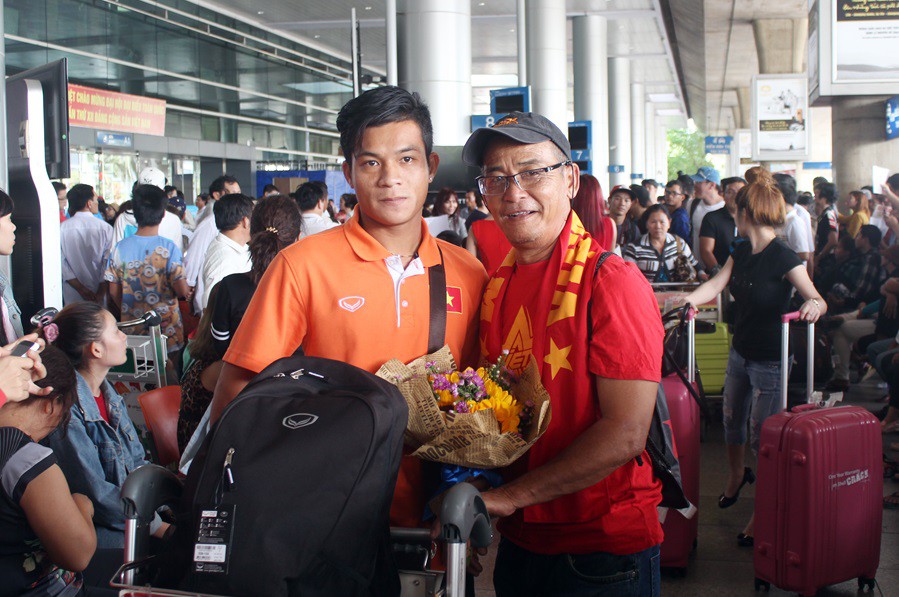 U.23 VN về nước trong vòng vây của NHM