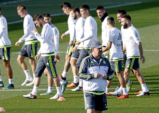 Vấn đề của Rafa Benitez: Phòng thay đồ bất trị