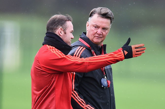 Van Gaal họp gấp trụ cột, tìm cách giữ ghế
