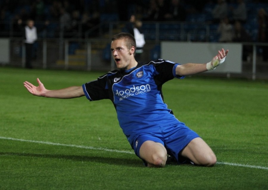 Sau 3 năm thi đấu ấn tượng cho Stocksbridge Park Steels, Jamie Vardy được đội hạng 7 FC Halifax Town đưa về với gi&aacute; 16 ngh&igrave;n bảng 