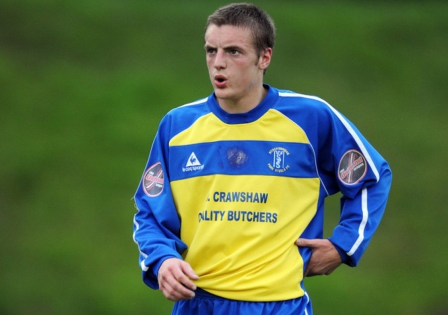 Đội b&oacute;ng đầu ti&ecirc;n m&agrave; Jamie Vardy kho&aacute;c &aacute;o thi đấu l&agrave; Stocksbridge Park Steels ở giải hạng 8 của Anh, tuy nhi&ecirc;n tiền đạo sinh năm 1987 cũng phải trải qua 4 năm vật lộn ở đội dự bị trước khi được l&ecirc;n đ&aacute; ch&iacute;nh ở đội &lsquo;phủi&rsquo; n&agrave;y 