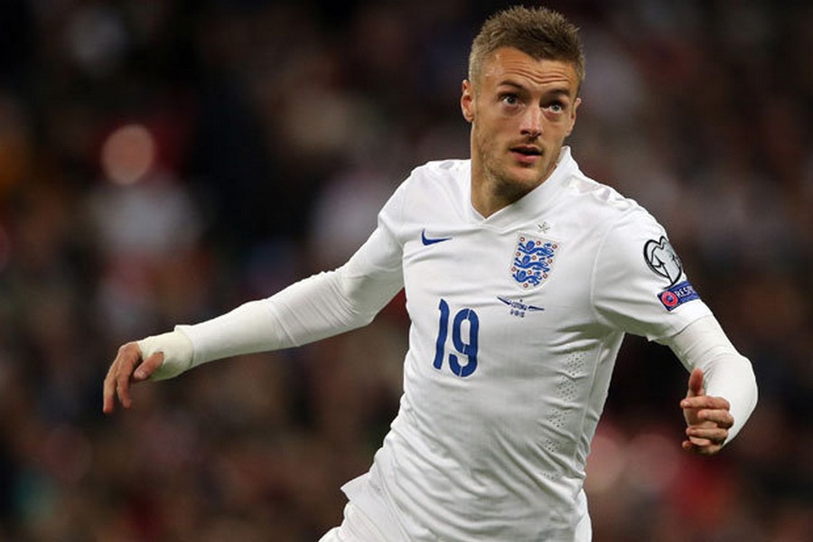 M&agrave;n tr&igrave;nh diễn ấn tượng gi&uacute;p Jamie Vardy c&oacute; suất l&ecirc;n tuyển Anh v&agrave; được k&igrave; vọng sẽ trở th&agrave;nh &lsquo;nh&acirc;n tố X&rsquo; của HLV Roy Hodgson. Mới đ&acirc;y, tiền đạo n&agrave;y vừa tuy&ecirc;n bố anh sẵn s&agrave;ng ho&atilde;n đ&aacute;m cưới v&agrave;o h&egrave; sang năm nếu được c&ugrave;ng Tam sư chinh phục giấc mơ Euro 