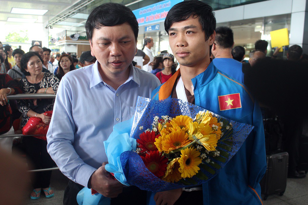 Về nước, Công Phượng lập tức đến bệnh viện kiểm tra chấn thương