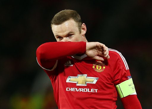 Wayne Rooney rách mạng sườn vì pha va chạm với Robert Huth