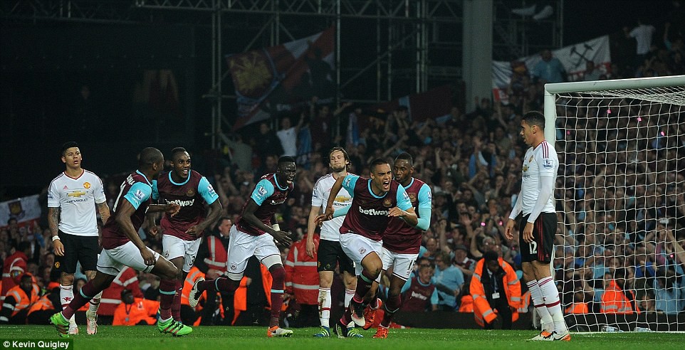 West Ham 3-2 Man Utd: Cơn ác mộng ở Upton Park