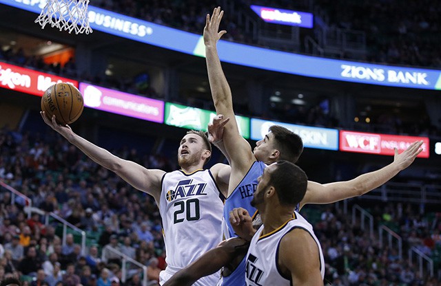 Gordon Hayward c&oacute; khả năng dứt điểm cận rổ rất đa dạng.