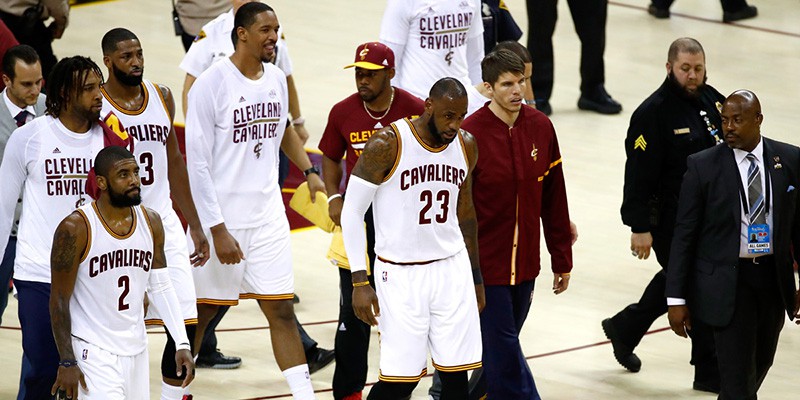 Chung kết giải bóng rổ NBA 2016-2017: Sự bất lực của LeBron James