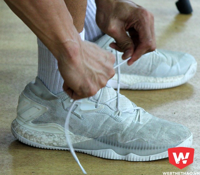 Adidas Crazylight Boost 2016, vũ kh&iacute; ưa th&iacute;ch của Nguyễn Văn H&ugrave;ng.