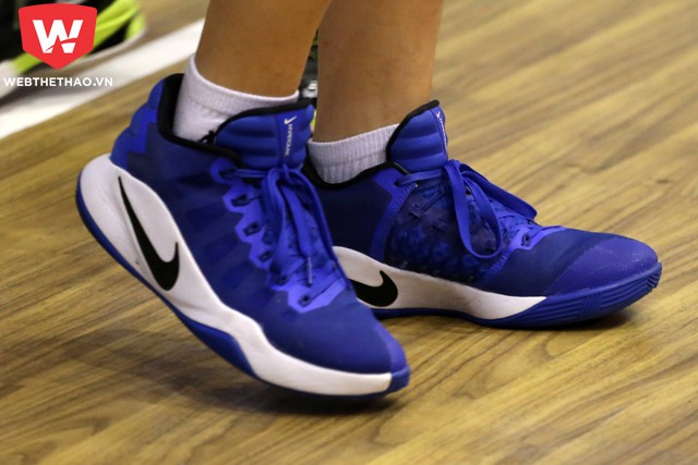 Mẫu Hyperdunk 2016 Low m&agrave;u xanh kh&aacute; đẹp mắt của tuyển thủ Tr&aacute;t Thị Nguyệt Nga. Ảnh: Long Nguyễn