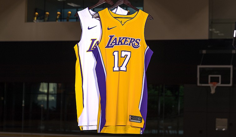Trái ngược với đội bóng cùng thành phố, L.A Lakers tiếp tục giữ lại thiết kế áo đấu đã tồn tại trong suốt hai thập kỷ qua. Trái ngược với đội bóng cùng thành phố, L.A Lakers tiếp tục giữ lại thiết kế áo đấu đã tồn tại trong suốt hai thập kỷ qua.