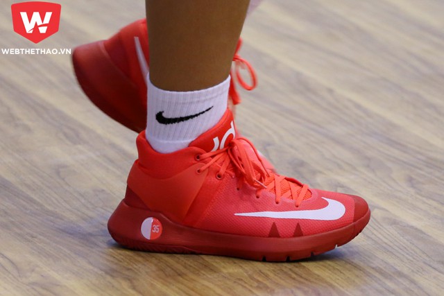 Đ&ocirc;i KD Treỵ IV phối m&agrave;u &ldquo;Bright Crimson&rdquo; tr&ecirc;n ch&acirc;n tuyển thủ Phan Thị Diễm Tr&acirc;n. Ảnh: Long Nguyễn.