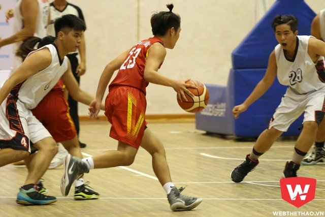 Trần Thị Yến V&acirc;n x&ocirc;ng pha v&agrave;o v&ograve;ng 3 điểm với mẫu Hyperdunk 2016. Ảnh: Long Nguyễn.
