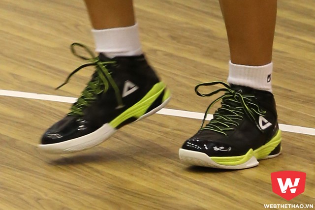 Đ&acirc;y l&agrave; mẫu gi&agrave;y thửa đầu ti&ecirc;n của thương hiệuPEAK d&agrave;nh cho Tony Parker. Ảnh: Long Nguyễn.