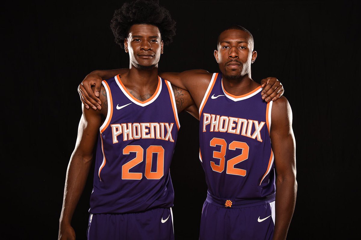 Mẫu áo đấu mới với cảm hứng thiết kế từ thập niên 2000 của Phoenix Suns. Mẫu áo đấu mới với cảm hứng thiết kế từ thập niên 2000 của Phoenix Suns.