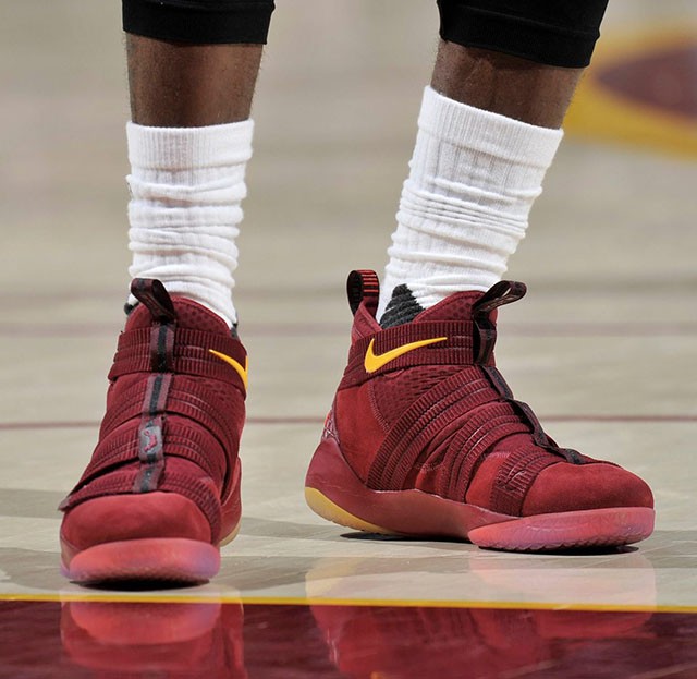 Nike Zoom Soldier 11 &ldquo;Cavs Wine&rdquo; PE nh&igrave;n từ ph&iacute;a trước