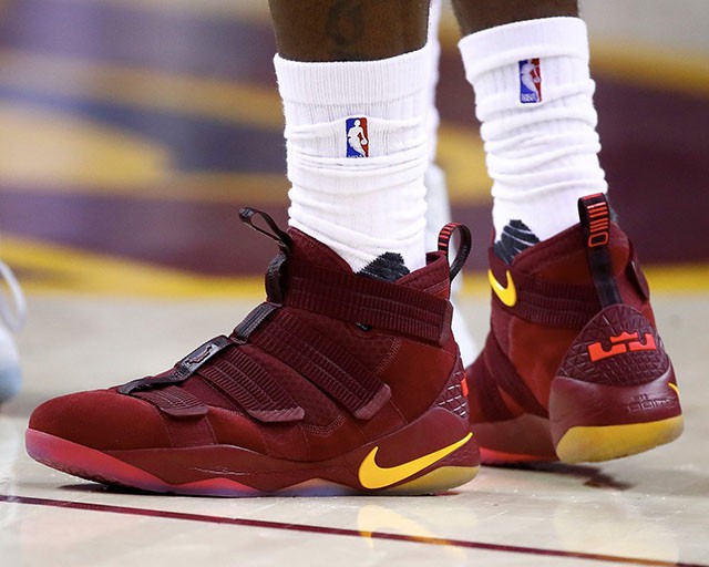 Nike Zoom Soldier 11 &ldquo;Cavs Wine&rdquo; PE nh&igrave;n từ ph&iacute;a sau