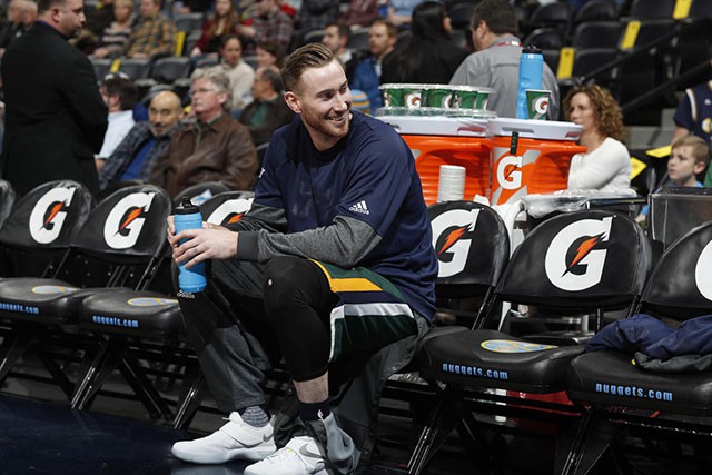 Băng ghế dự bị l&agrave; nơi Gordon Hayward đ&atilde; phải l&agrave;m quen khi thi đấu c&ugrave;ng những đồng đội cao to hơn anh.