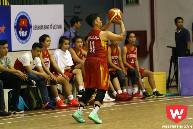 Linh Huỳnh Bảo Anh n&eacute;m 3 điểm c&ugrave;ng mẫu &ldquo;What the Kyrie&rdquo;. Ảnh: Long Nguyễn.