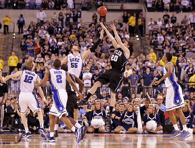 Gordon Hayward giữa v&ograve;ng v&acirc;y c&aacute;c cầu thủ của Duke.